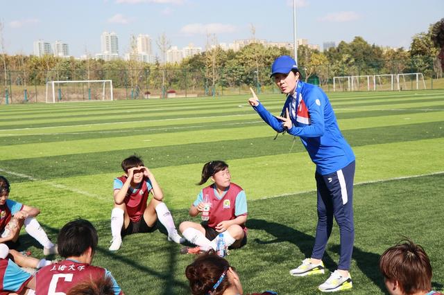 男篮张博女足前国脚浦玮走进大学足球场，要让姑娘们学会“有智慧地拼搏”图